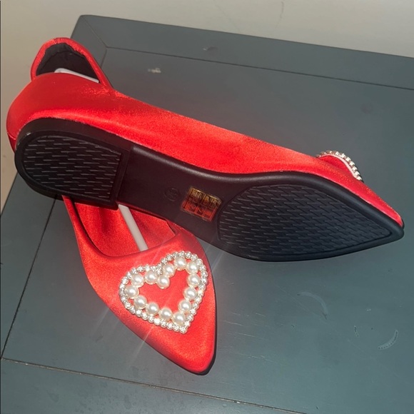 NWT Yan Hao Elegant Red Satin flats with Pearl Heart Embellishment size 37 - Picture 2 of 6